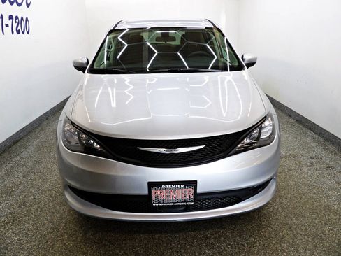 Used 2022 Chrysler Voyager LX FWD image 2