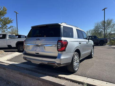 Used 2024 Ford Expedition Limited image 3
