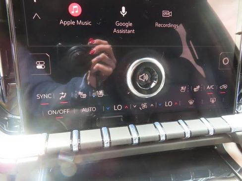 Used 2025 GMC Yukon XL Denali AWD/4WD image 33