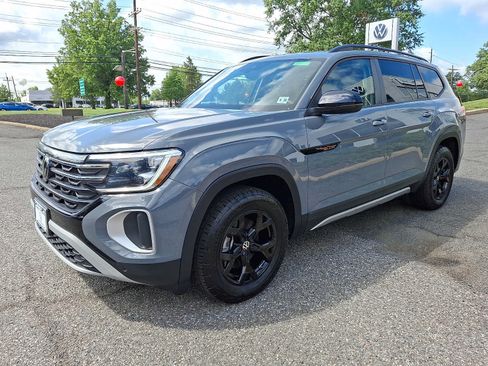 Used 2025 Volkswagen Atlas Peak Edition SE AWD/4WD image 3