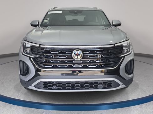 Used 2025 Volkswagen Atlas Cross Sport SE w/ Panoramic Sunroof Package FWD image 2