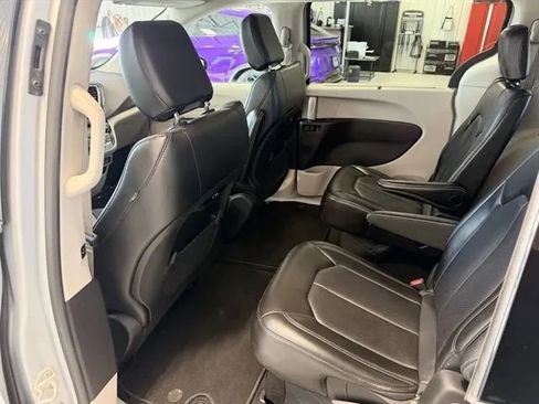 Used 2024 Chrysler Pacifica Touring-L FWD image 12