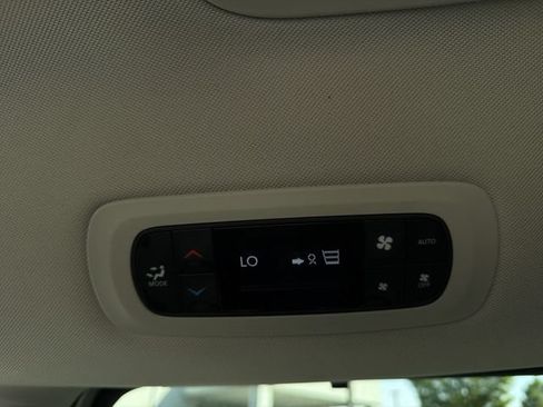 Used 2024 Chrysler Pacifica Touring-L FWD image 18