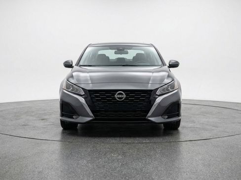 Used 2025 Nissan Altima 2.5 SV image 2