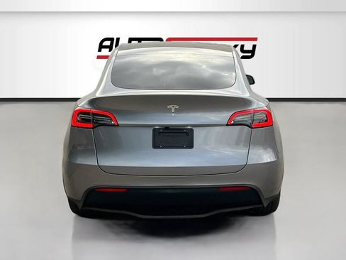 Used 2024 Tesla Model Y Long Range RWD image 6