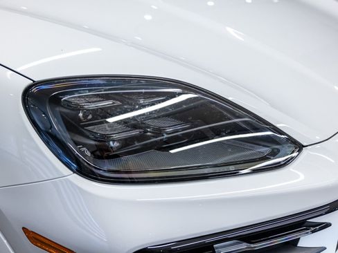 Certified 2025 Porsche Cayenne AWD/4WD image 13
