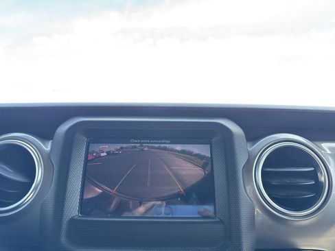 Used 2020 Jeep Wrangler Unlimited Sahara AWD/4WD image 17