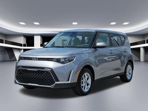 Used 2025 Kia Soul LX FWD image 9