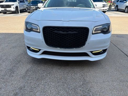 Used 2022 Chrysler 300 Touring L RWD image 2