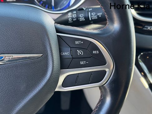 Used 2017 Chrysler Pacifica Touring-L image 19