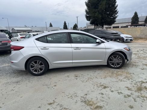 Used 2017 Hyundai Elantra SE image 4