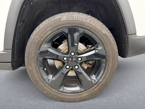 Used 2023 Jeep Grand Cherokee Altitude AWD/4WD image 26