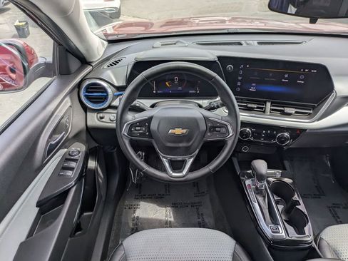 Used 2025 Chevrolet Trax LT w/ LT Convenience Package FWD image 29