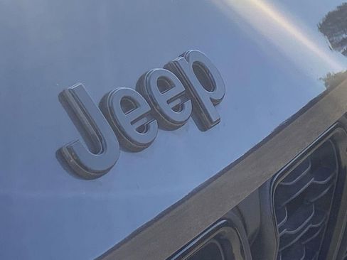 Used 2023 Jeep Grand Cherokee L Laredo image 31