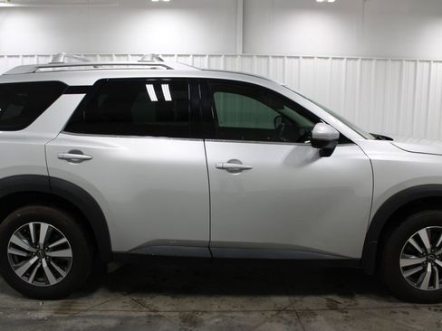 Used 2024 Nissan Pathfinder SL AWD/4WD image 11