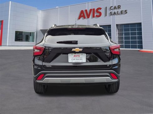 Used 2025 Chevrolet Trax LT w/ LT Convenience Package image 7