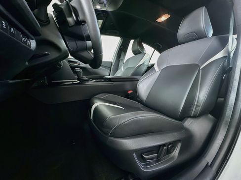 Used 2025 Toyota Camry SE FWD image 13