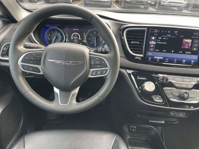 Used 2025 Chrysler Pacifica Select FWD image 13