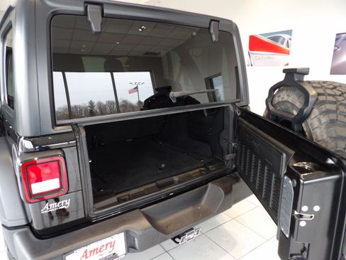 Used 2018 Jeep Wrangler Unlimited Sport S image 17