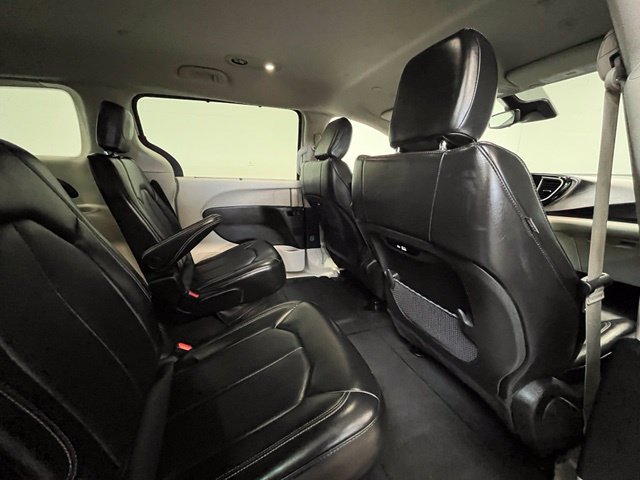 Used 2024 Chrysler Pacifica Touring-L FWD image 12