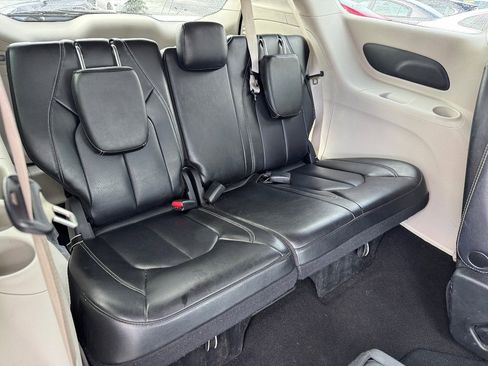 Used 2023 Chrysler Pacifica Touring-L image 19
