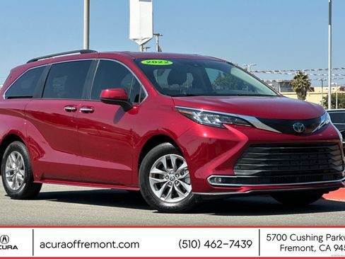 Used 2022 Toyota Sienna XLE FWD image 1