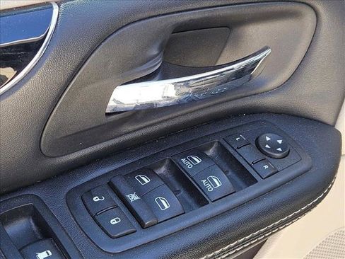 Used 2018 Dodge Grand Caravan SXT image 9