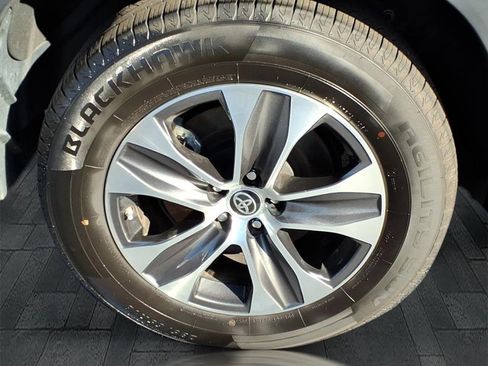 Used 2024 Toyota Highlander XLE image 11