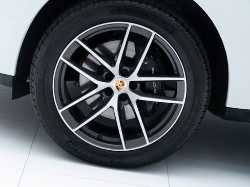 Certified 2025 Porsche Macan image 12