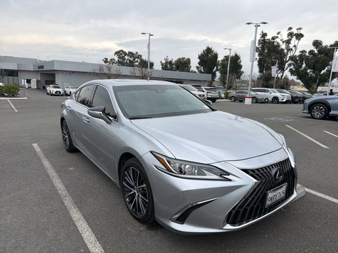 Used 2025 Lexus ES 300h w/ Premium Package image 2