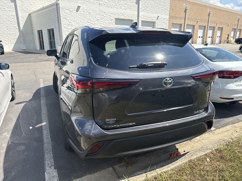 Used 2024 Toyota Highlander XLE AWD/4WD image 45