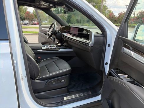Used 2026 Cadillac Escalade Luxury AWD/4WD image 19