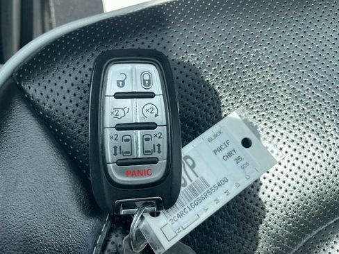 Used 2025 Chrysler Pacifica Limited FWD image 26