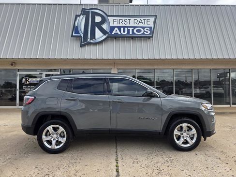 Used 2024 Jeep Compass Latitude w/ Convenience Group AWD/4WD image 9