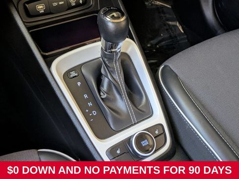 Used 2025 Hyundai Venue Limited FWD image 18