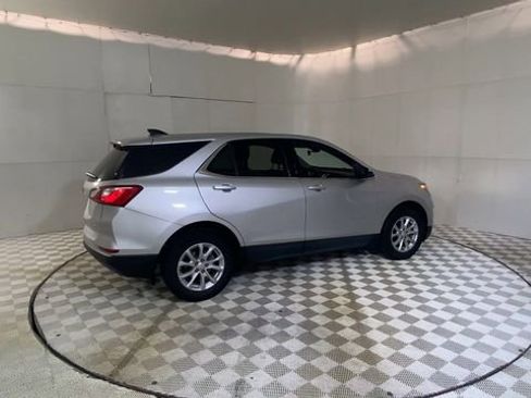 Used 2020 Chevrolet Equinox LT w/ Driver Convenience Package image 2