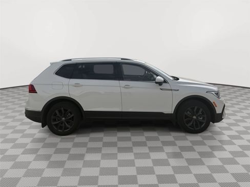 Used 2024 Volkswagen Tiguan SE w/ Panoramic Sunroof Package AWD/4WD image 3