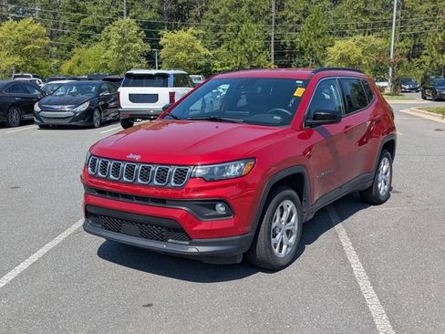Used 2024 Jeep Compass Latitude AWD/4WD image 7