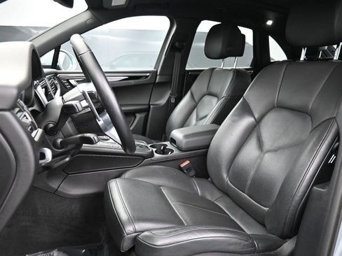 Certified 2021 Porsche Macan image 5