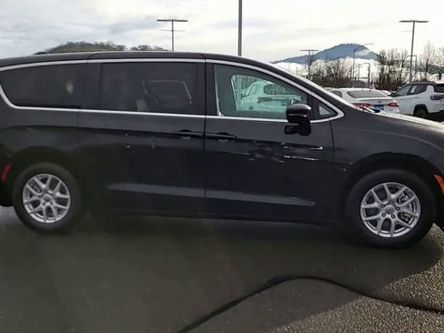 Certified 2024 Chrysler Pacifica Touring-L image 9