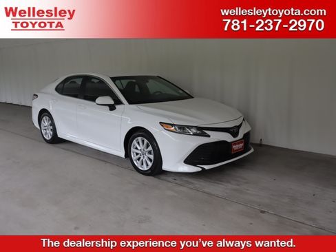 Used 2018 Toyota Camry LE FWD image 1