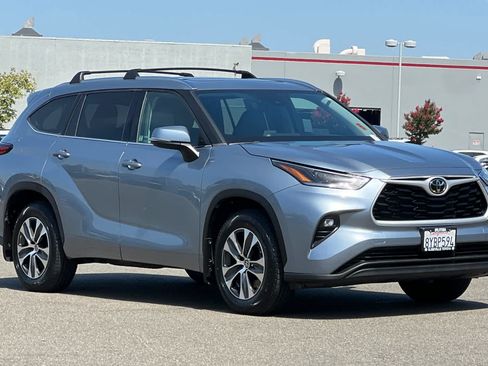 Used 2021 Toyota Highlander XLE AWD/4WD image 5
