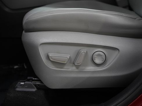 Used 2021 Toyota Highlander XLE AWD/4WD image 21