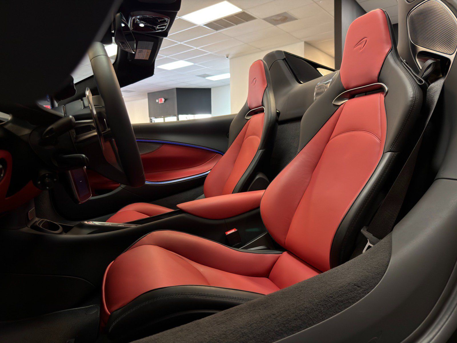 Used 2026 McLaren Artura Spider RWD image 17