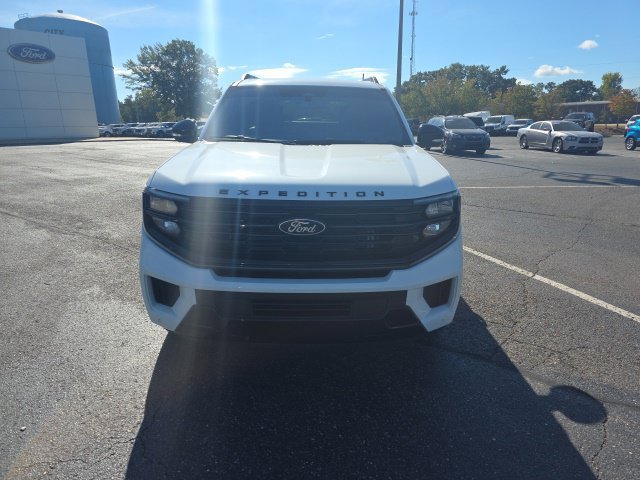 Used 2025 Ford Expedition Platinum w/ Stealth Appearance Package AWD/4WD image 8