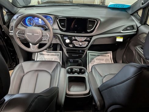 New 2026 Chrysler Pacifica Select image 12