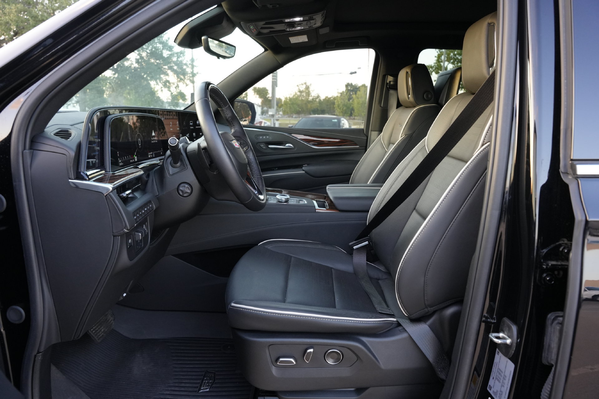 Used 2024 Cadillac Escalade ESV Premium Luxury w/ Performance Package AWD/4WD image 16