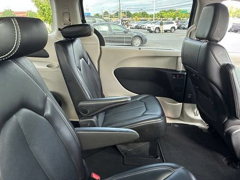 Used 2024 Chrysler Pacifica Touring-L FWD image 24