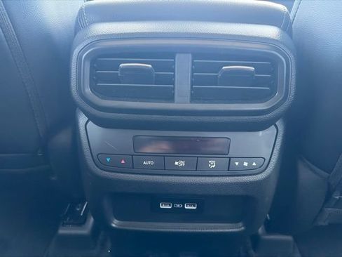 Used 2023 Honda Pilot Touring image 7
