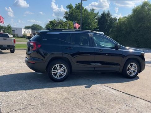 Used 2023 GMC Terrain SLE w/ Driver Convenience Package FWD image 9